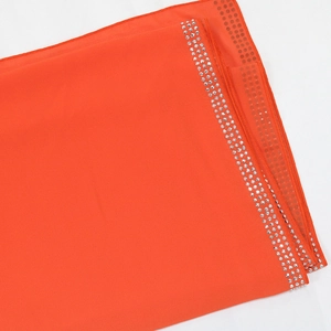 Dettaglio in chiffon arancione brillante con eleganti file di bordi in strass argento