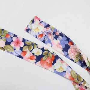 Dettaglio foulard in seta con stampa floreale per manici di borse e decorazione collo