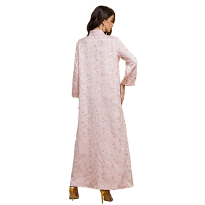 Vue arrière d'une robe de soirée longue rose clair avec broderie de paillettes