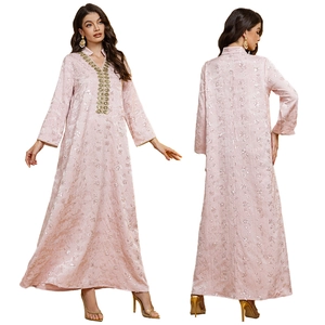 Robe caftan rose clair à manches longues avec sequins et broderie dorée sur l'encolure