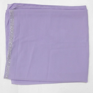 Dettaglio di sciarpa in chiffon lavanda con eleganti strass argentati lungo i bordi rifiniti