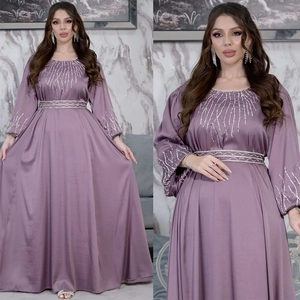 Détail de la broderie de perles argentées sur robe de soirée mauve avec ceinture
