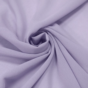 Vista macro del tessuto chiffon lilla con trama fine e morbido drappeggio a spirale