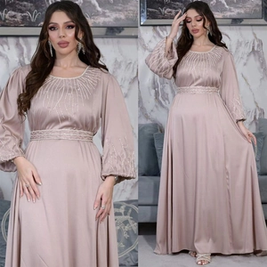 Détails de broderie perlée sur robe longue en satin mauve avec manches lanternes