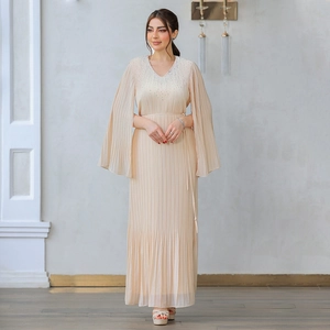 Robe de soirée plissée beige élégante avec col V en strass et manches cape fendues