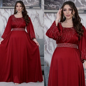 Détails des perles argentées sur le décolleté et la taille d'une robe de soirée en satin
