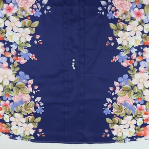 Dettaglio dell'abito blu scuro a fiori con pieghe ed eleganti bottoni di perle