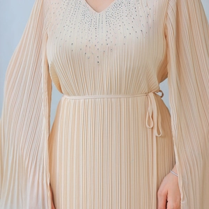 Robe longue plissée champagne élégante avec col en V orné de strass et une ceinture