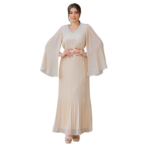 Détail de la robe de soirée plissée abricot avec col en V orné de cristaux étincelants