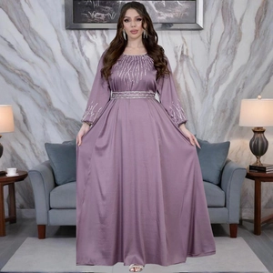 Robe de soirée élégante en satin lavande à manches longues avec broderie argentée et ceinture