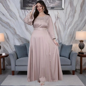 Robe de soirée élégante en satin champagne avec broderies perlées et ceinture à la taille