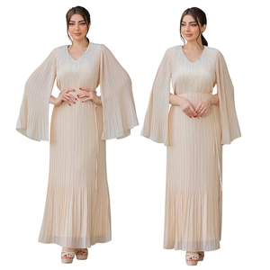 Robe longue plissée champagne élégante avec col en V en strass et manches évasées