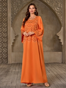 Robe longue musulmane orange vif avec strass dorés et manches évasées élégantes