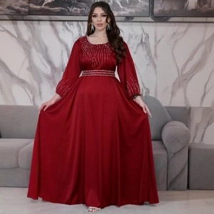 Robe de soirée élégante en satin bordeaux avec broderie argentée et taille haute