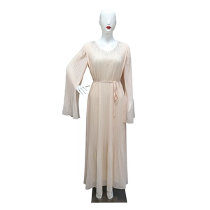 Vue détaillée de la robe longue plissée rose avec col en V pailleté et manches évasées
