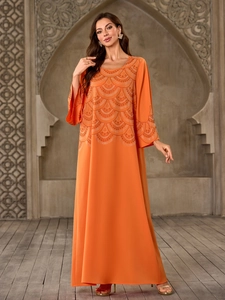 Robe longue Abaya orange élégante avec broderies complexes et détails en paillettes