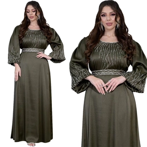 Robe de soirée élégante en satin vert olive avec ceinture en strass et broderies fines