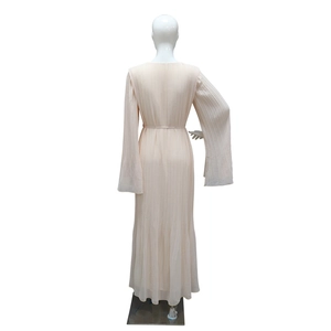 Vue détaillée du dos d'une robe longue plissée abricot avec manches trompette et lien