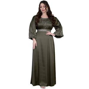 Détail de la broderie de perles argentées et sequins sur la robe en satin vert olive