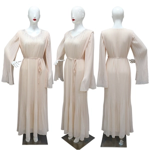 Robe longue plissée rose clair avec strass, manches cloche et ceinture à nouer