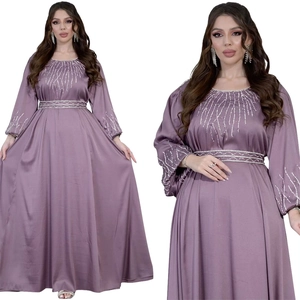 Détails de la robe de soirée en satin lilas avec broderies de paillettes argentées fines