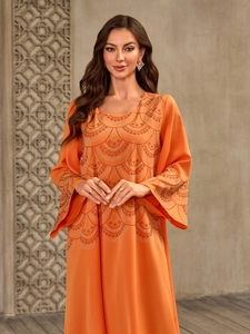Détails de cette robe caftan orange élégante avec des motifs raffinés en strass et perles