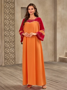 Robe caftan maxi patchwork orange et rouge avec détails étincelants en strass au col