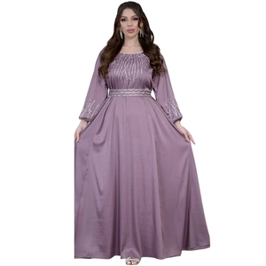 Détail des ornements en paillettes argentées sur la robe de soirée longue en satin violet