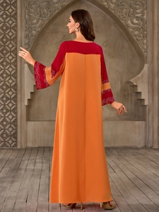 Vue arrière d'une robe caftan orange et rouge avec des motifs détaillés en strass