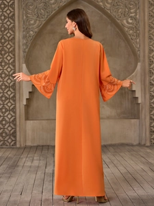 Robe caftan musulmane orange élégante à manches longues avec poignets décorés et coupe fluide