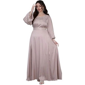 Détails de broderie de perles argentées sur la robe de soirée en satin champagne