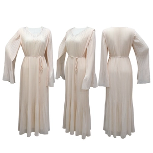 Détail d'une robe longue plissée avec col en strass et manches longues sous plusieurs angles