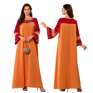 Détails de la robe caftan orange et bordeaux brodée avec des sequins brillants