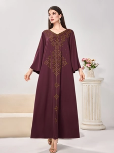 Robe longue bordeaux élégante avec col en V, motifs strass dorés et coupe ample