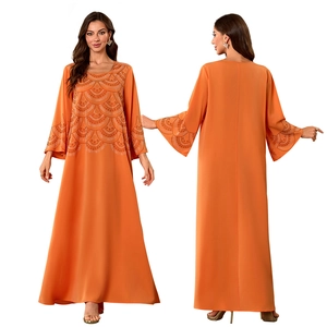 Détails de la robe abaya orange avec motifs d'éventails en strass et drapé élégant