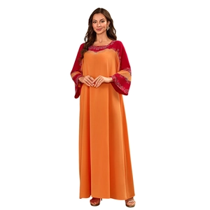 Détail de strass sur le col et les poignets d'une robe caftan orange fluide