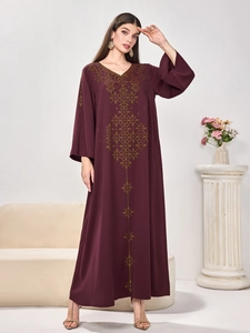 Robe longue élégante bordeaux à col en V avec broderie géométrique dorée et manches