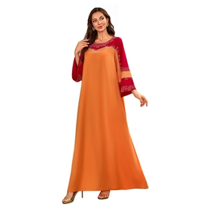 Détails de la robe longue ample à col rond avec strass et manches contrastées