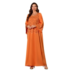 Détail de robe kaftan orange musulmane avec broderie de paillettes et manches chauve-souris
