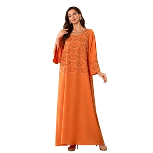 Détail de la broderie de perles argentées et strass sur robe longue orange