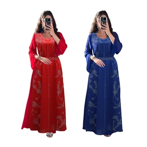 Détail de robes de soirée rouges et bleu marine avec paillettes florales et taille ajustée