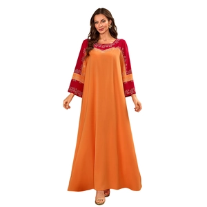 Vue détaillée du col rond et des poignets imprimés sur cette robe abaya de couleur orange vif
