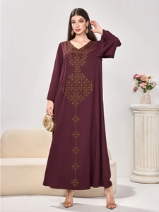 Robe longue élégante à col en V bordeaux avec motifs géométriques en strass dorés