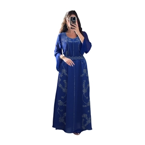 Détail de la robe Abaya bleu roi avec motifs floraux dorés et manches cloches élégantes