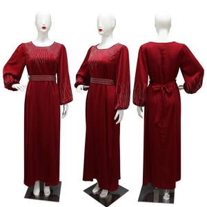 Vues avant et arrière de la robe longue en satin bordeaux avec strass étincelants