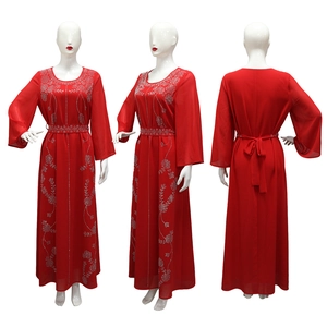 Détails de la robe Abaya rouge avec strass argentés et nœud réglable au dos