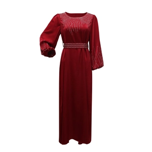 Détails des motifs en strass sur les manches et la taille de la robe de soirée rouge