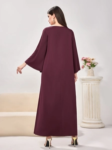 Robe longue élégante bordeaux à col en V, manches fluides et coupe ample moderne et chic