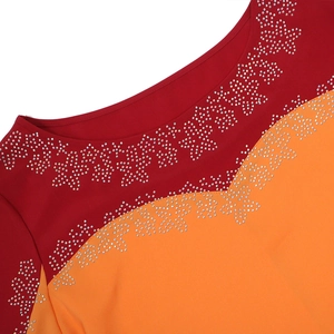 Détail du col rond avec strass argentés et tissu en mousseline de soie bicolore