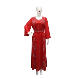 Détails des strass floraux argentés étincelants sur la robe abaya rouge en mousseline